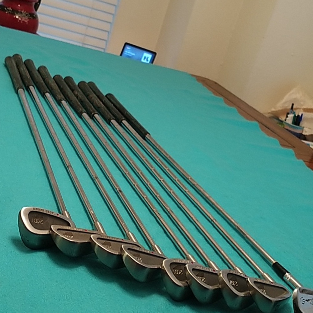 8vintage slightly used golf clubs